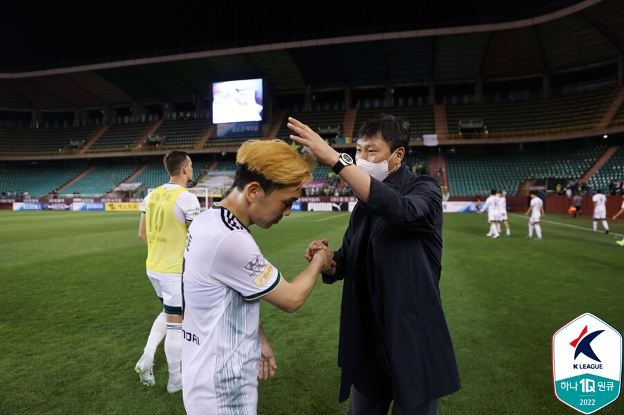 ▲ 전북현대의 쿠니모토와 김상식 감독 ⓒ한국프로축구연맹