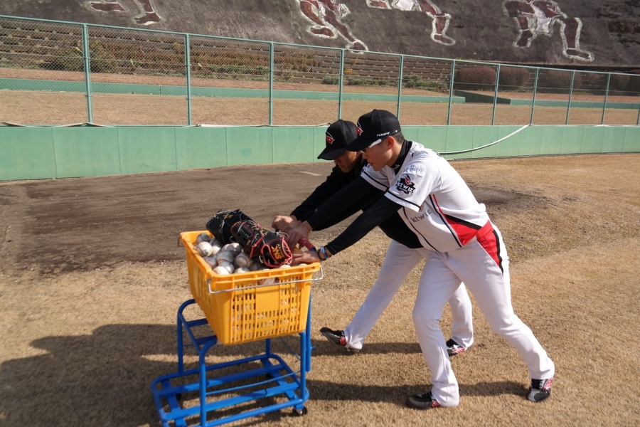 ▲ 2015년 2월 일본 미야자키 스프링캠프에서 박세웅(오른쪽)과 함께 수레를 옮기고 있는 주권. ⓒkt 위즈