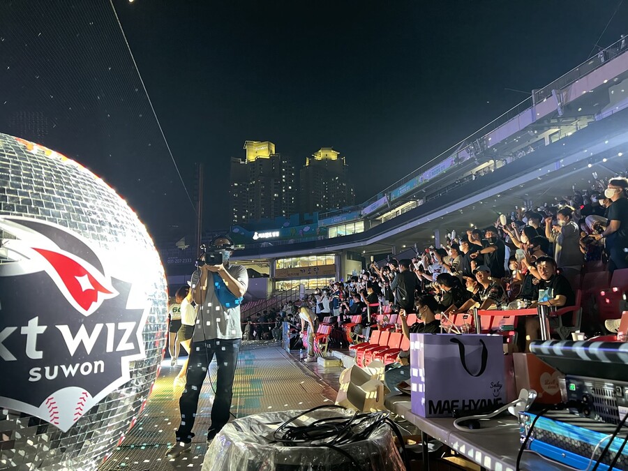 ▲ kt가 9일 수원 롯데전에서 3-1 승리를 거둔 뒤 팬들과 함께 미러볼 타임을 진행하고 있다.