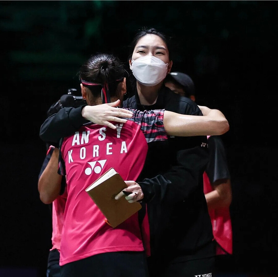 ▲ 성지현 국가대표팀 여자 단식 코치와 포옹하는 안세영 ⓒBWF 인스타그램 캡처
