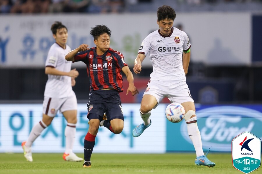▲ 이승우(수원FC)와 기성용(FC서울) ⓒ한국프로축구연맹