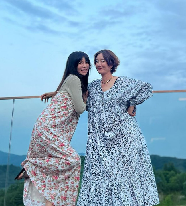▲ 배우 황신혜(왼쪽)와 오연수. 출처| 황신혜 인스타그램