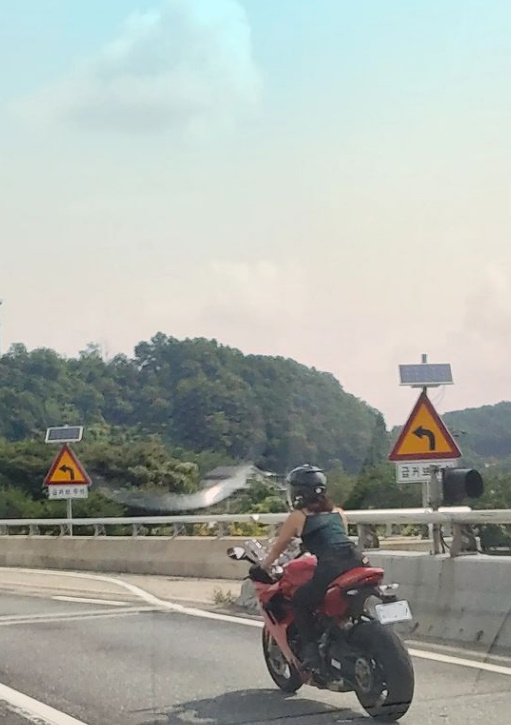 "100km 주행" 오정연, 청순한 줄만 알았는데…민소매 차림으로 바이크 질주