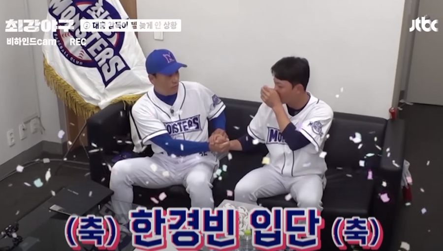 ▲ 이승엽 감독(왼쪽)에게 프로 입단을 축하받는 한경빈. ⓒJTBC 최강야구 캡처