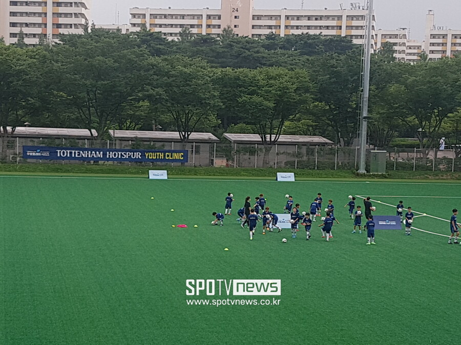 ▲ 토트넘 홋스퍼는 서울월드컵경기장 보조경기장에서 유스 클리닉을 열었다.