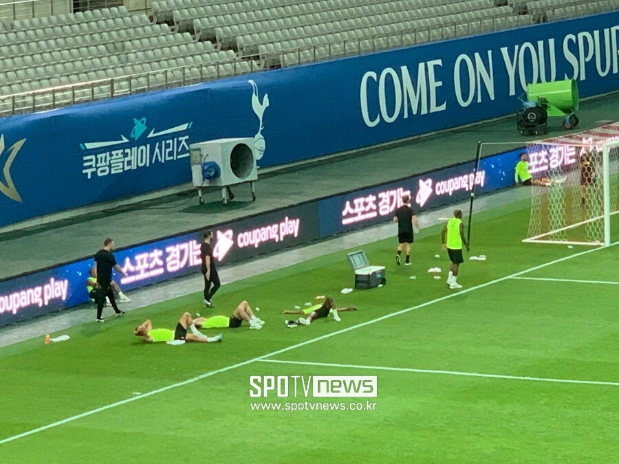 ▲ 안토니오 콘테 감독의 강도 높은 훈련에 쓰러진 토트넘 선수들. ⓒ곽혜미 기자