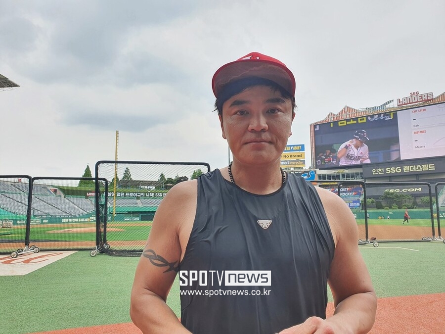 ▲ SSG 추신수가 12일 인천 키움전을 앞두고 인터뷰를 하고 있다. ⓒ인천, 고봉준 기자