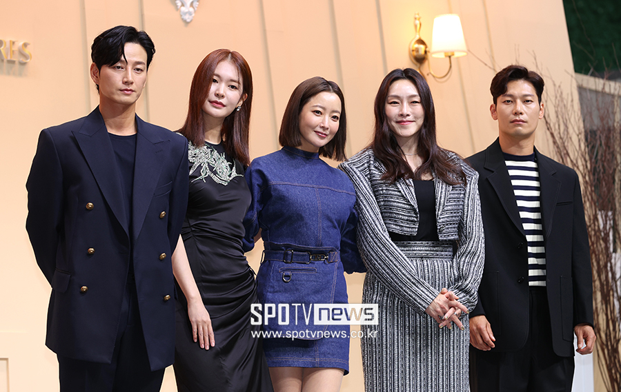 ▲ 이현욱 정유진 김희선 차지연 박훈 ⓒ곽혜미 기