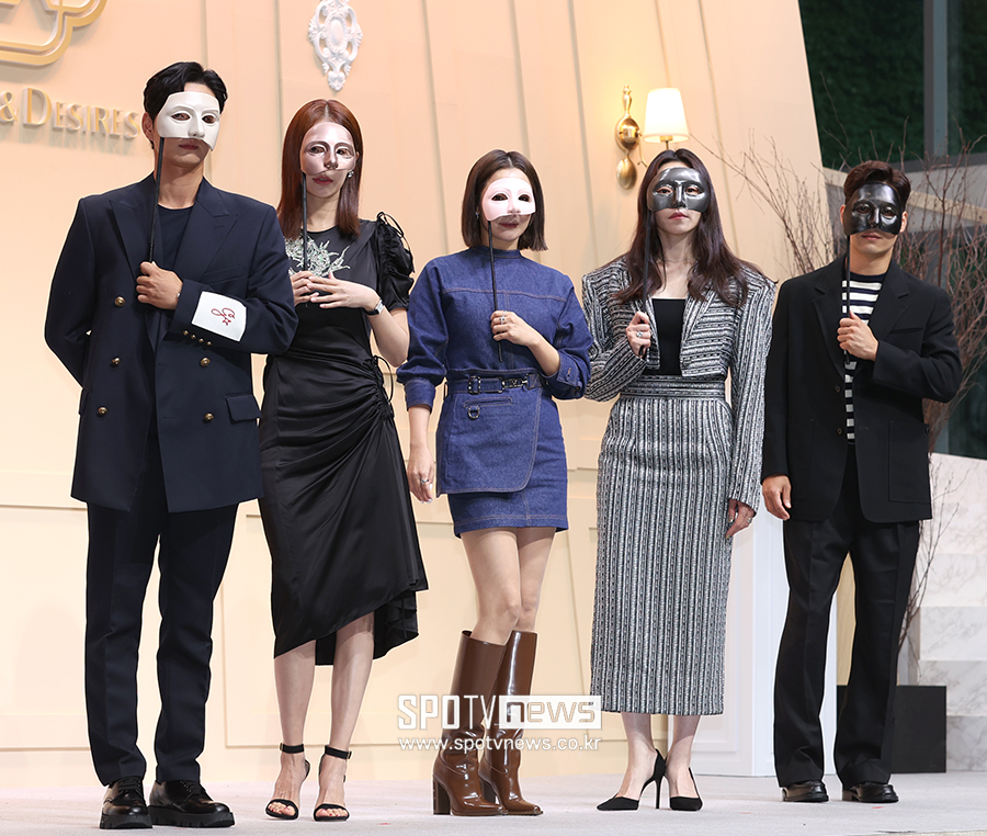 [포토S] 가면 쓴 블랙의 신부