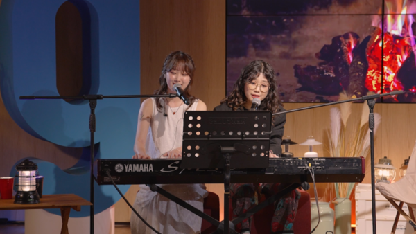 ▲ 안예은, 우예린이 '진희네 뮤직 테라스'에서 '백유화' 무대를 선사하고 있다. 제공|지니뮤직