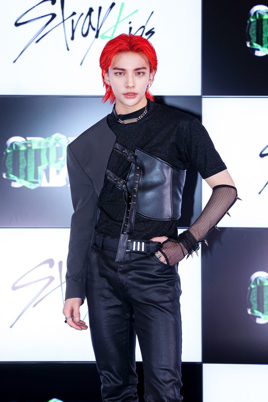 스트레이 키즈 현진, 월드투어 중 오른손 부상…"컨디션 회복에 최선"