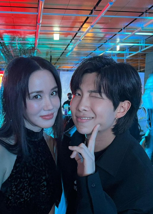 ▲ 가수 엄정화(왼쪽)와 RM. 출처| 엄정화 인스타그램