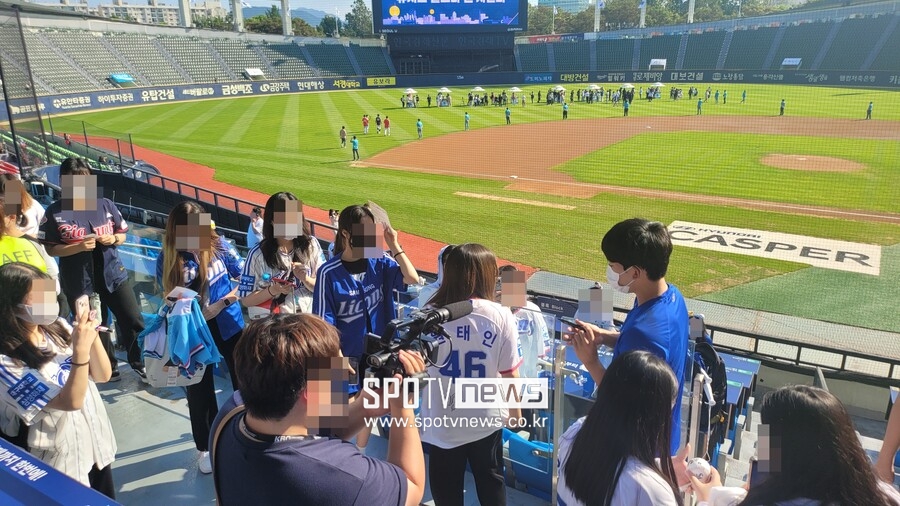 ▲ 허윤동이 깜짝 사인회를 열었다. ⓒ 잠실, 박성윤 기자