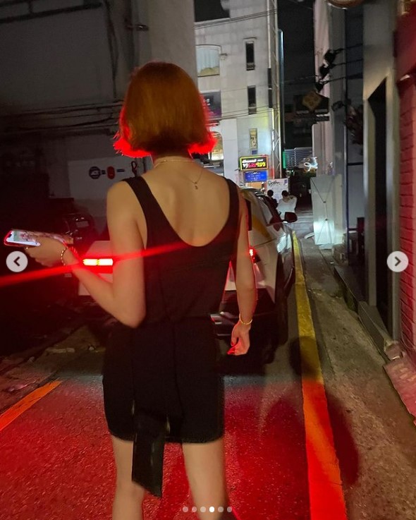 '돌싱' 김새롬, 길바닥을 런웨이로 만드네…등 푹 파인 아찔 노출 