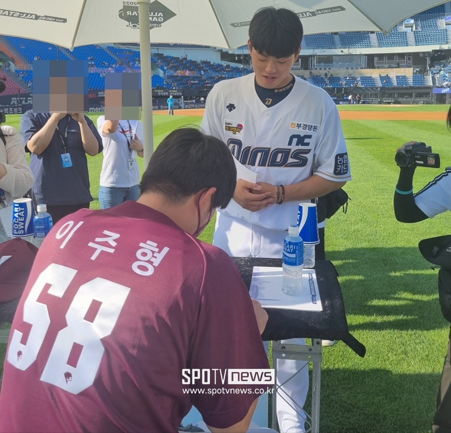 ▲ 키움 히어로즈 이주형(58번)에게 사인을 요청하러 온 NC 다이노스 하준수. ⓒ잠실, 박정현 기자