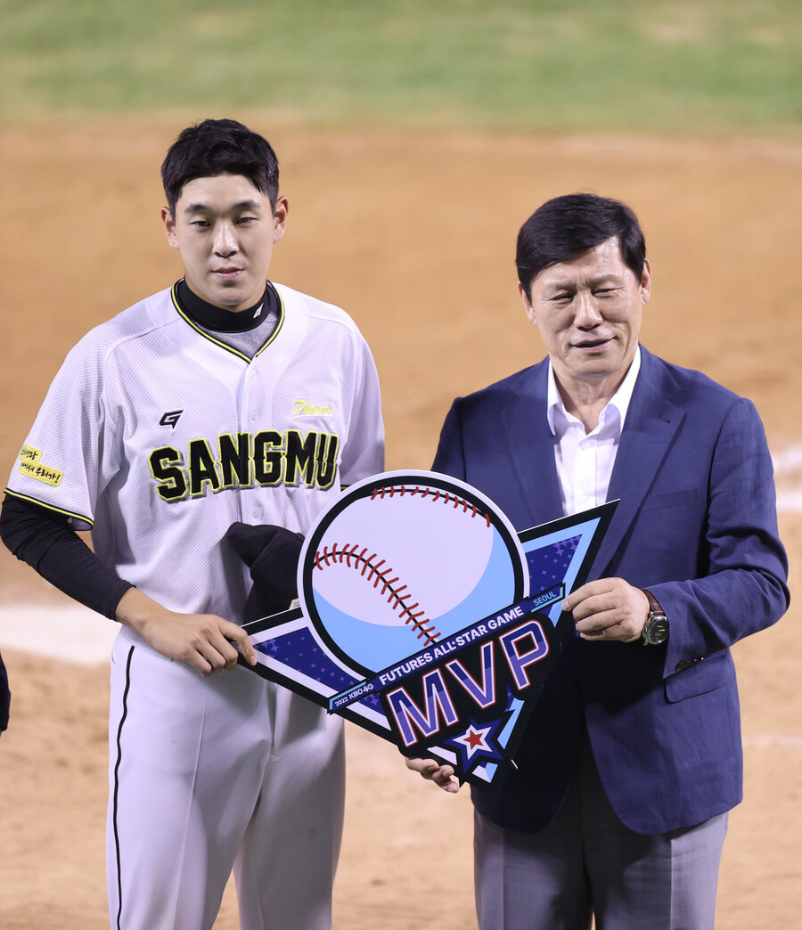 ▲ 퓨처스 올스타전 MVP에 선정된 나승엽(왼쪽)과 허구연 KBO 총재. ⓒ 연합뉴스