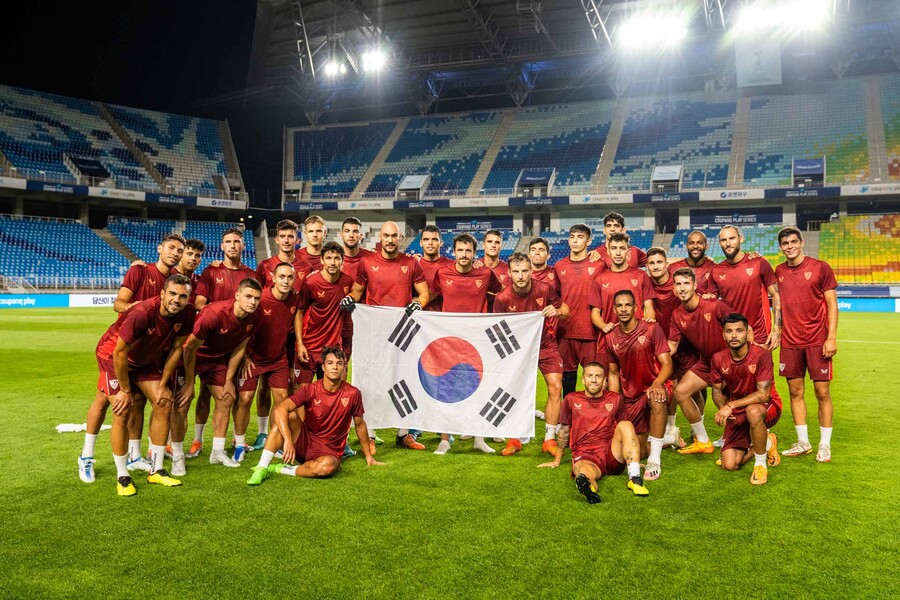 ▲ 훈련 후 태극기와 함께 기념 사진을 촬영한 세비야. ⓒ팀트웰브