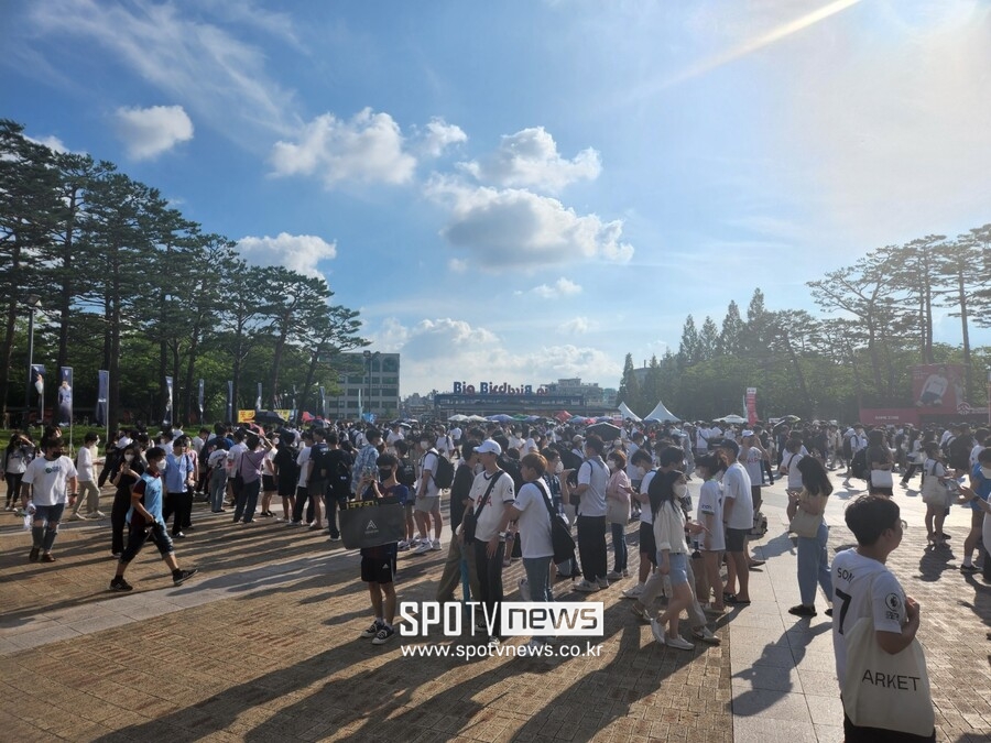 ▲ 토트넘-세비야 경기 3시간 전부터 수원월드컵경기장에 모여든 관중. ⓒ스포티비뉴스 DB