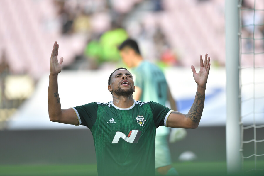 ▲ 전북 현대 구스타보는 멀티골로 성남FC에 패배를 안겼다. ⓒ전북 현대