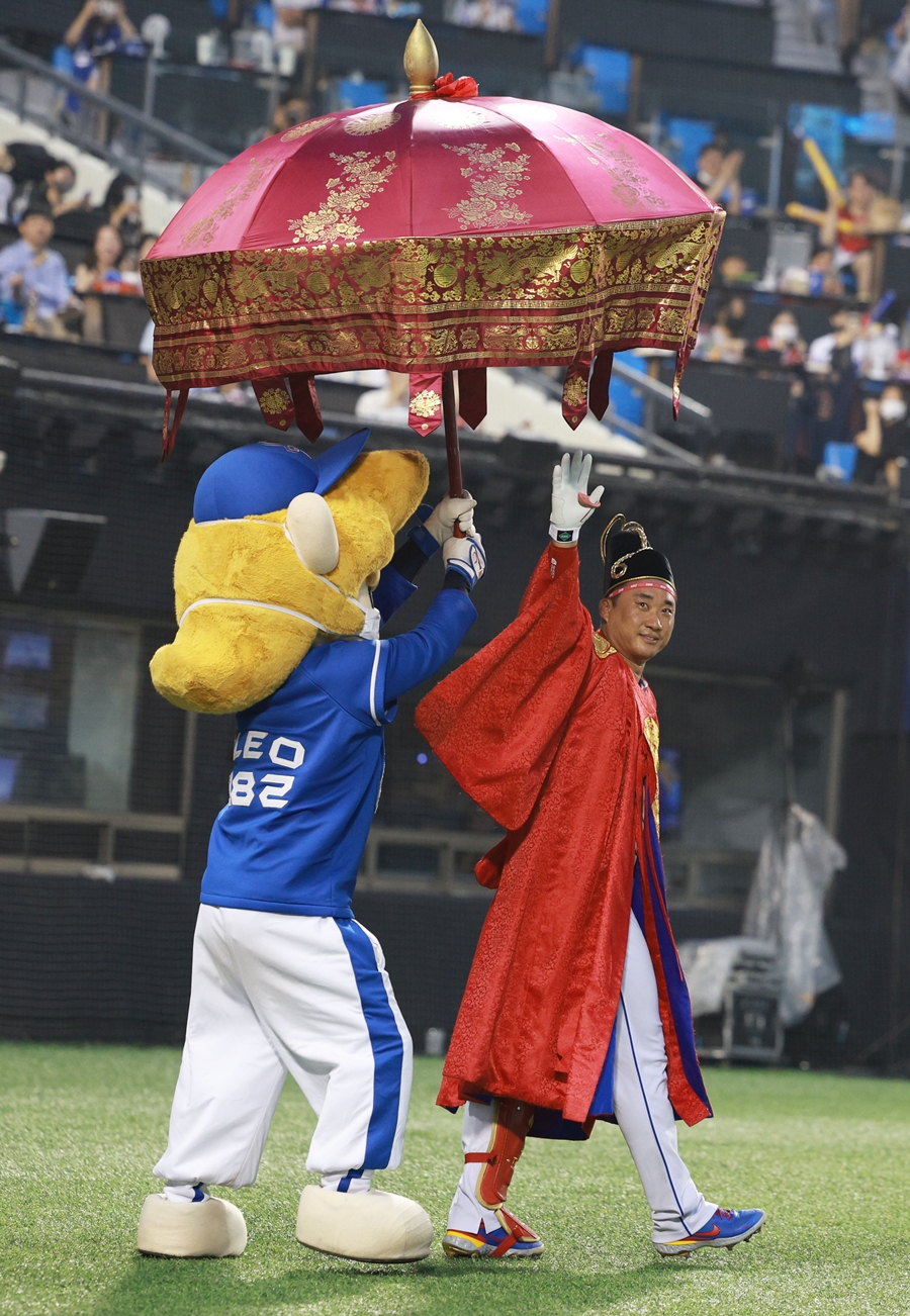 ▲ 삼성 라이온즈 포수 김태군이 곤룡포를 입고 타석에 나섰다. ⓒ연합뉴스