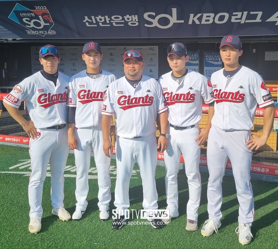 ▲ 2022 퓨처스 올스타전에 참가한 롯데 선수단. 왼쪽부터 조세진, 김세민, 정호진 감독, 이강준, 윤동희. ⓒ잠실, 박정현 기자