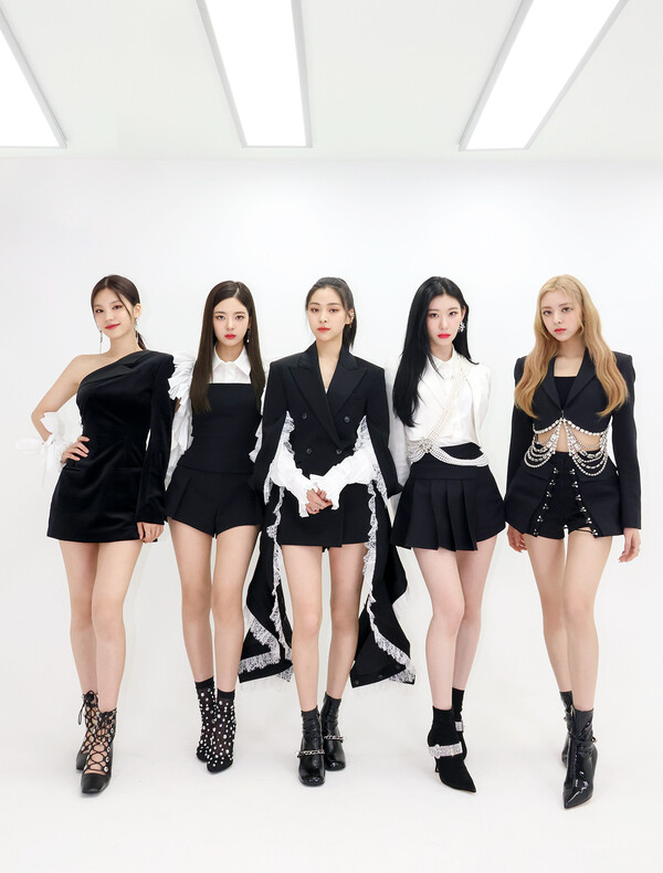 ▲ 새 앨범 '체크메이트'를 발표한 있지가 해외 매체의 뜨거운 관심을 받고 있다. 사진은 해외 미디어 촬영의 비하인드 컷. 제공|JYP엔터테인먼트