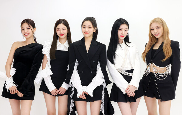 ▲  새 앨범 '체크메이트'를 발표한 있지가 해외 매체의 뜨거운 관심을 받고 있다. 사진은 해외 미디어 촬영의 비하인드 컷. 제공|JYP엔터테인먼트