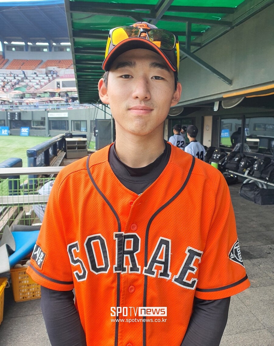 ▲ 소래고 3학년 내야수 이종환이 18일 목동구장에서 열린 청룡기 32강전을 마친 뒤 포즈를 취하고 있다. ⓒ목동, 고봉준 기자