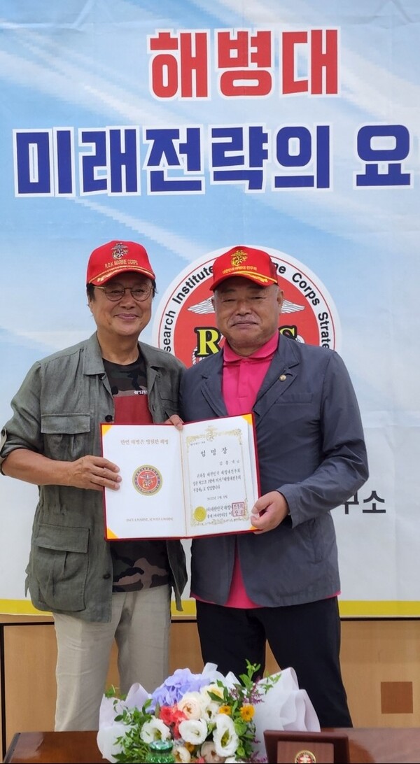 ▲ 100만 회원의 대한민국 해병대 중앙회 부총재로 임명된 김흥국(오른쪽). 제공|김흥국
