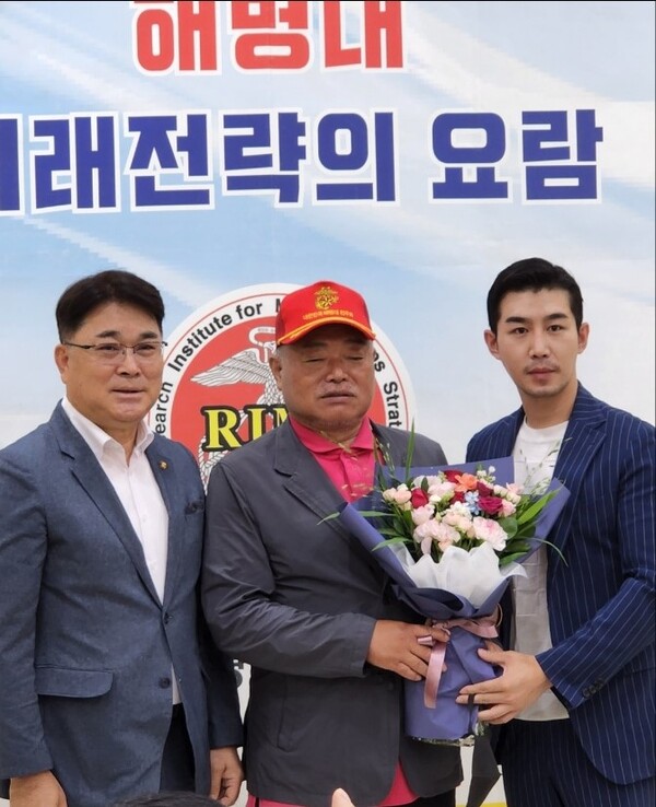 ▲ 대한민국 해병대 중앙회 부총재로 임명된 김흥국(가운데)과 이상훈 총재(온쪽). 오른쪽은 하객으로 온 트로트 가수 차수빈. 제공|김흥국