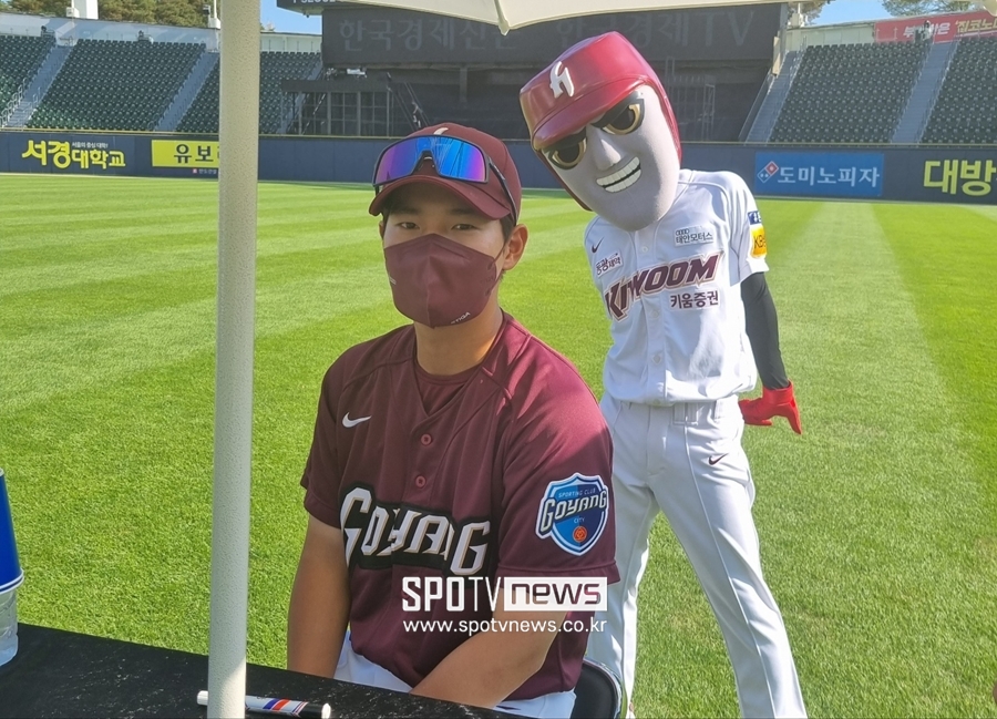 ▲ 퓨처스 올스타전 팬사인회에 참여한 키움 히어로즈 내야수 이재홍. ⓒ잠실, 박정현 기자