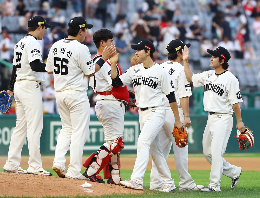 ▲세리머니 중인 SSG 랜더스 선수단. ⓒSSG랜더스