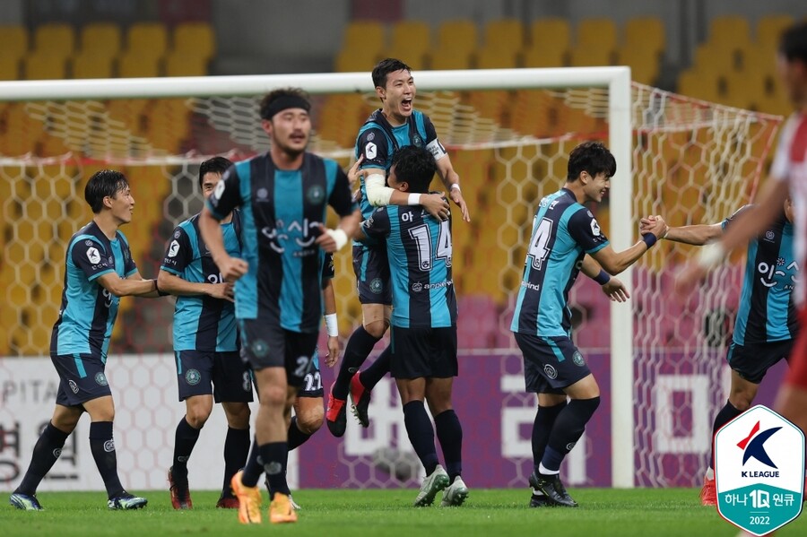 '권영호 결승골+김민호 퇴장' 안산, 부산에 1-0 승…꼴찌 탈출