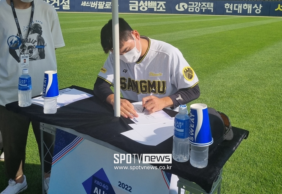 ▲ 팬사인회에 참가한 상무 투수 김기훈. ⓒ잠실, 박정현 기자