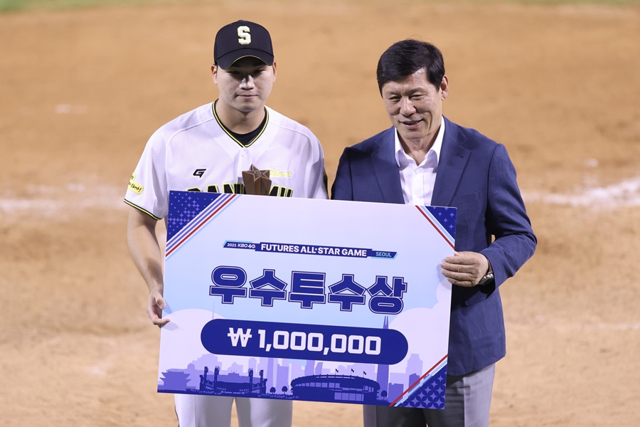 ▲ 15일 열린 퓨처스리그 올스타전에서 우수 투수상을 수상한 김기훈.  ⓒ연합뉴스