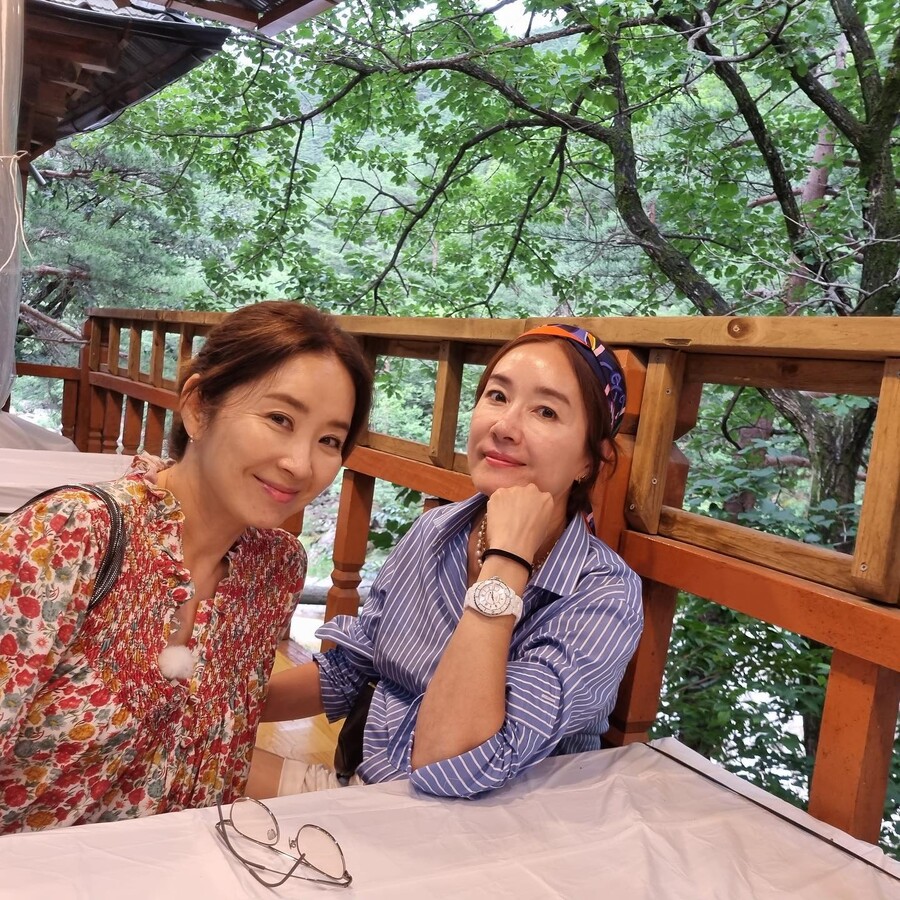 ▲ 윤유선(왼쪽), 오연수. 출처ㅣ윤유선 인스타그램