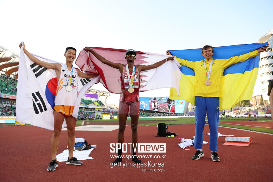 ▲ 2022 유진 세계선수권대회 남자 높이뛰기에서 은메달을 획득한 우상혁(왼쪽)과 금메달리스트인 무타즈 바심(가운데) 동메달리스트인 안드레이 프로첸코