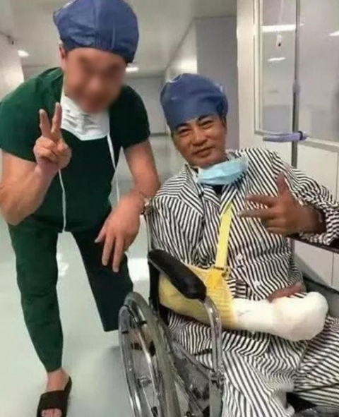 [그날, 오늘]'도둑들' 출연한 유명 배우, 행사 도중 괴한에 피습