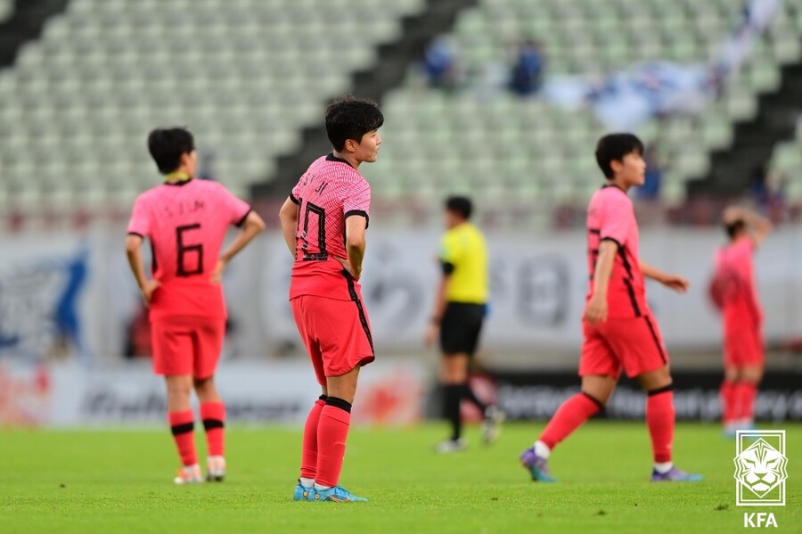 ▲ 패배 후 아쉬워하는 지소연. ⓒ대한축구협회