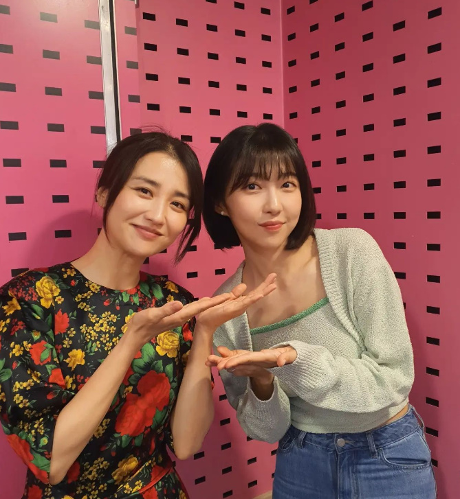 ▲ 배우 박하선(왼쪽)과 주현영. 출처| SBS 파워FM '박하선의 씨네타운' 공식 인스타그램