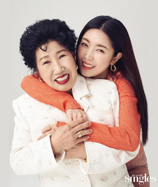 ▲ 유튜버 박막례 할머니(왼쪽)와 손녀 김유라. 출처| 싱글즈 매거진, 박막례 할머니 인스타그램