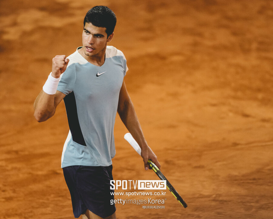 ▲ 2022 ATP 투어 함부르크 유러피언 오픈 단식 16강전에서 득점을 올린 뒤 주먹을 불끈 쥐는 카를로스 알카라스