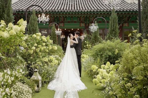 ▲ 브레이브걸스 출신 유진 부부. 제공| 해피메리드컴퍼니, 웨딩디렉터봉드, 로미오프렌즈, 헤리티크뉴욕, 웨딩미, 닉스플로스, 스플렌디노, 규중칠우, 정민경스타일리스트, 신라호텔영빈관