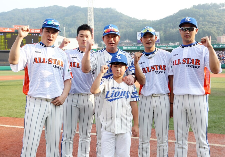 ▲ 2012년 대전구장에서 열린 KBO 올스타전에서 당시 삼성을 대표해 출전한 진갑용, 오승환, 류중일 감독, 김상수, 장원삼(뒷줄 왼쪽부터)이 파이팅을 외치고 있다. 앞줄 가운데가 진갑용의 아들인 롯데 진승현. ⓒ삼성 라이온즈