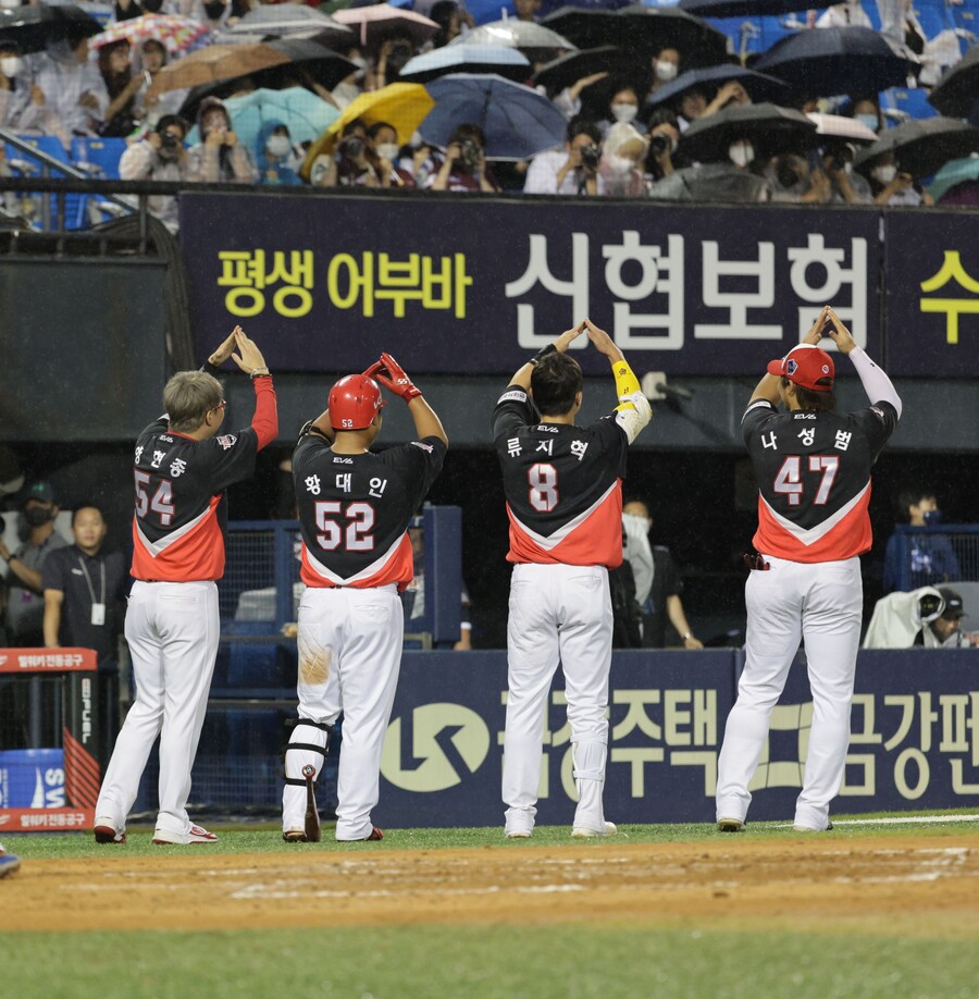 ▲ KIA 양현종과 황대인, 류지혁, 나성범(왼쪽부터)이 16일 잠실구장에서 열린 KBO 올스타전에서 소크라테스 브리토의 응원가가 나오자 그라운드로 나와 함께 율동을 선보이고 있다. ⓒ연합뉴스