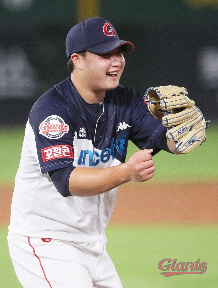 ▲ 롯데 진승현이 22일 사직 KIA전 도중 7회초를 무실점으로 막은 뒤 밝게 웃고 있다.