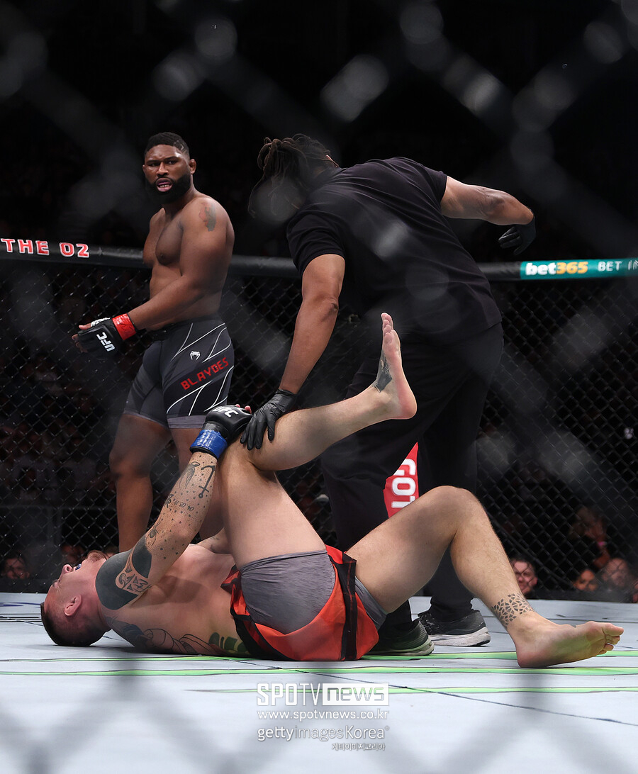 으악! 내 무릎…5연승 UFC 헤비급 신성, 15초 만에 패배