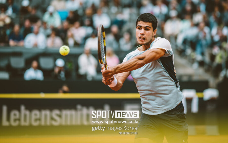 ▲ 카를로스 알카라스가 2022 ATP 투어 함부르크 오픈 단식 준결승전에서 경기를 펼치고 있다.