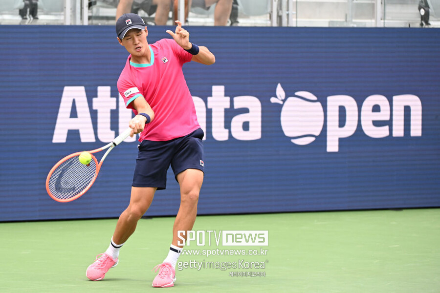 ▲ 권순우가 2022 ATP 투어 애틀랜타 오픈 단식 1회전에서 포핸드를 치고 있다.