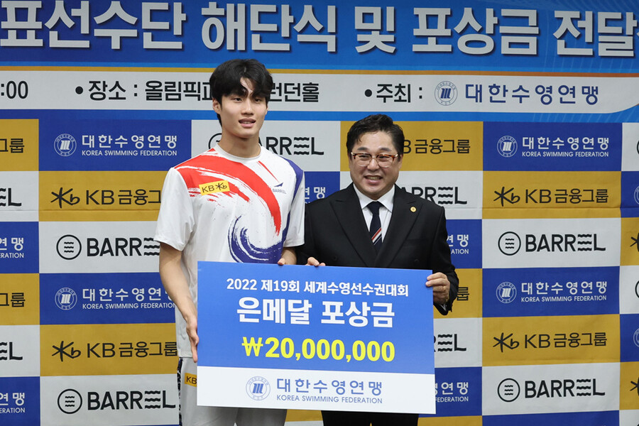 ▲ 황선우(왼쪽)와 정창훈 대한수영연맹 회장 ⓒ연합뉴스